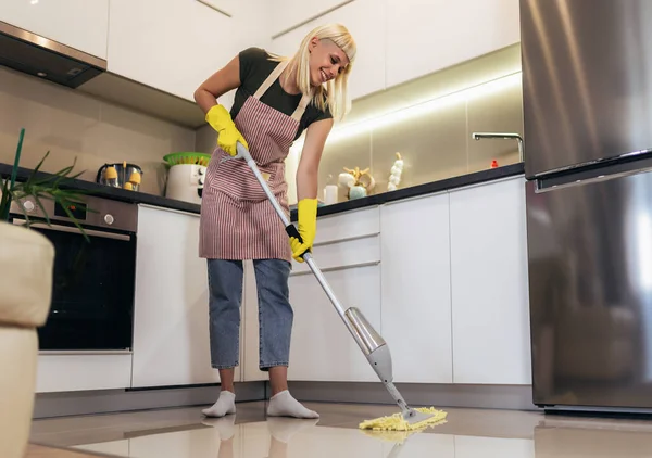 Mujer Rubia Joven Limpiando Piso Cocina —  Fotos de Stock