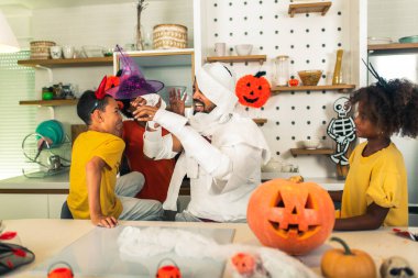 Aile Cadılar Bayramı 'nda eğlenir.