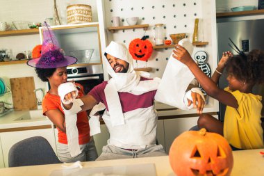 Aile Cadılar Bayramı 'nda eğlenir.