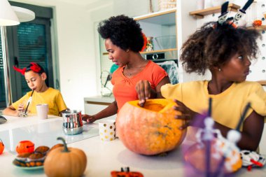 Aile Cadılar Bayramı 'nda eğlenir.