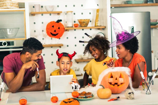 Rodina Baví Době Halloweenu Aby Video Hovor Digitálním Tabletem — Stock fotografie