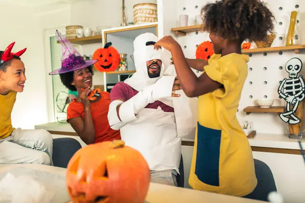 Семья Веселится Хэллоуин — стоковое фото