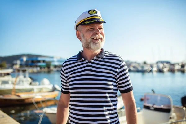 Starší Muž Stojící Moře Oblečený Námořnické Košili Klobouku — Stock fotografie