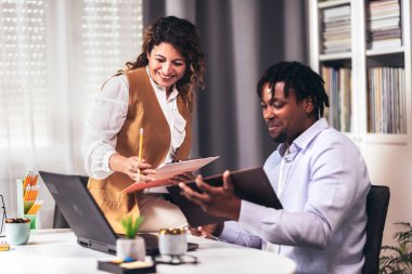 Yurt içinde birlikte çalışan genç iş adamlarının portresi. Çift çalışması başlangıç konsepti