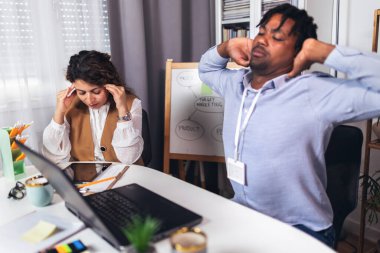 Yurt içinde birlikte çalışan genç iş adamlarının portresi. Esniyorlar. Çift çalışması başlangıç konsepti