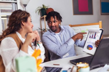 Yurt içinde birlikte çalışan genç iş adamlarının portresi. Çift çalışması başlangıç konsepti