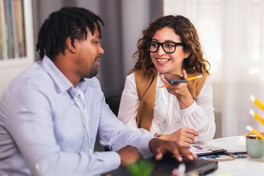 Yurt içinde birlikte çalışan genç iş adamlarının portresi. Çift çalışması başlangıç konsepti