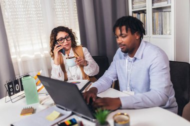 Yurt içinde birlikte çalışan genç iş adamlarının portresi. Çift çalışması başlangıç konsepti