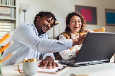 Yurt içinde birlikte çalışan genç iş adamlarının portresi. Çift çalışması başlangıç konsepti