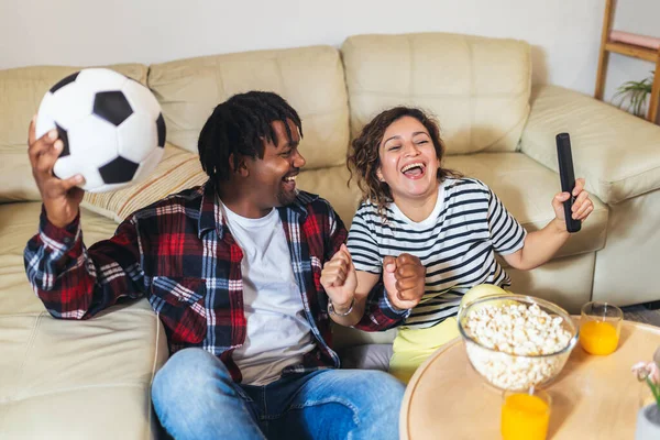 Africký Americký Manžel Latina Manželka Sledující Fotbal Televizi Pohodlí Svého — Stock fotografie