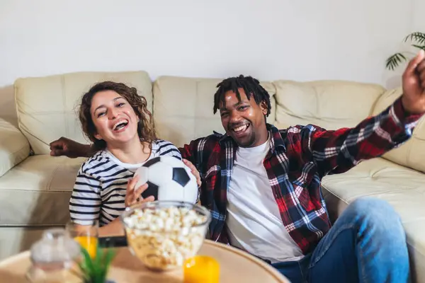 Африканський Американський Чоловік Дружина Латина Дивиться Футбольну Гру Телевізору Виходячи — стокове фото