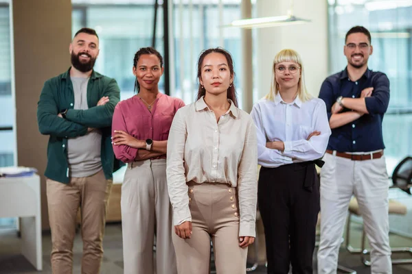 Porträt Einer Gruppe Von Geschäftsleuten Modernen Büro Mit Blick Auf — Stockfoto