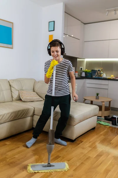 아이는 바닥을 청소하고 음악을 안무를 있습니다 — 스톡 사진