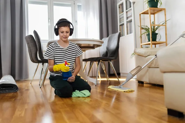 아이는 헤드폰을 착용하고 음악을 피복으로 바닥을 — 스톡 사진