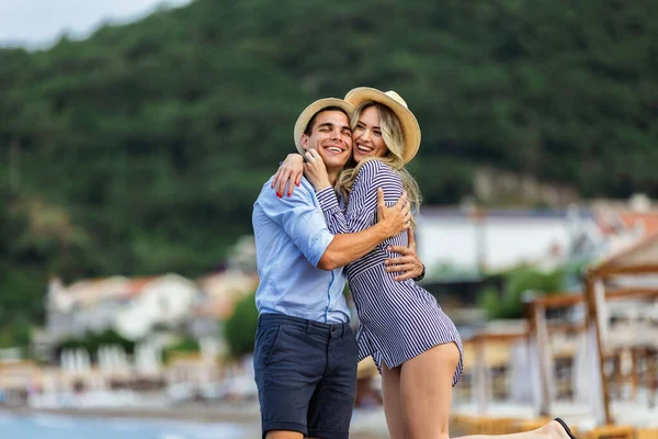Feliz Joven Pareja Riendo Abrazándose Playa — Foto de Stock