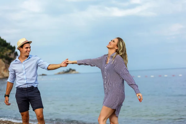Glückliches Junges Paar Lacht Und Umarmt Sich Strand — Stockfoto