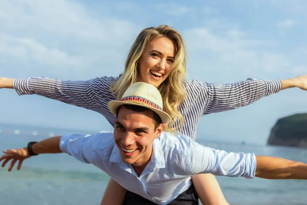 Glückliches Junges Paar Lacht Und Umarmt Sich Strand — Stockfoto