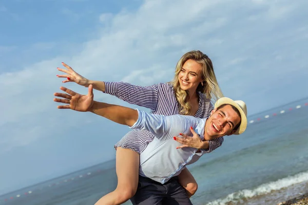 Feliz Jovem Casal Rindo Abraçando Praia — Fotografia de Stock