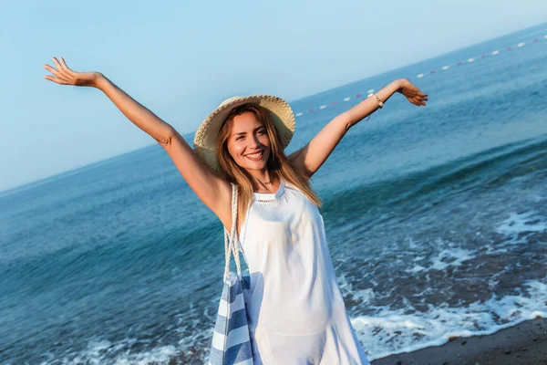 Счастливая Молодая Красивая Женщина Идущая Одна Пляжу — стоковое фото