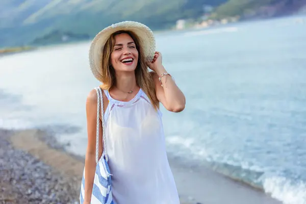 Szczęśliwa Młoda Piękna Kobieta Spacerująca Samotnie Plaży — Zdjęcie stockowe