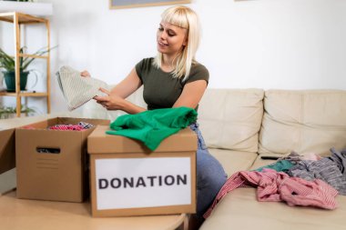 Ne bağışlayacağını seçen genç sarışın kadın.