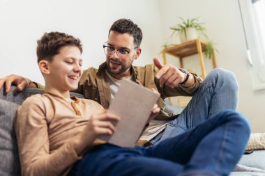 Bekar bir baba oğluyla kitap okuyor..