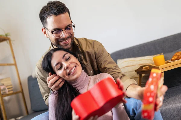 Man Giving Surprise Gift Woman Home Party Home Birthday Gift — Stock Photo, Image