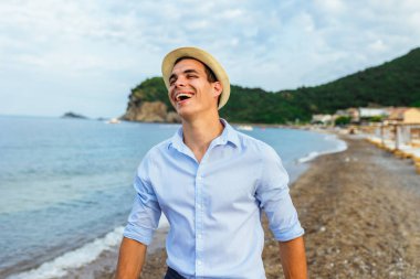 yakışıklı adam rahat Sahilde yürüyüş