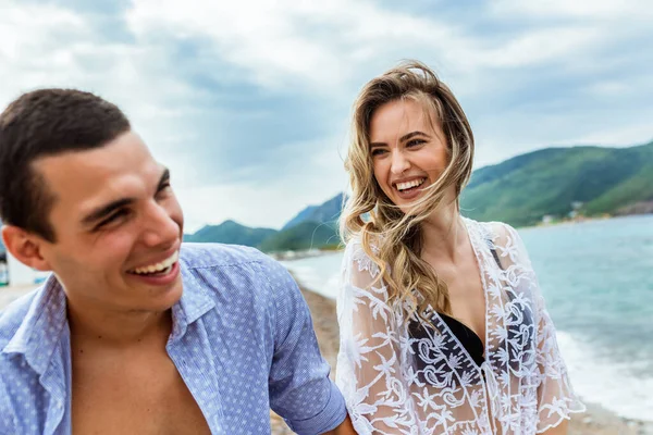 Happy Young Couple Laughing Holding Hands Beach — Stock Photo, Image