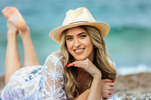 Vacker Ung Kvinna Ligger Stranden Njuter Den Vackra Dagen — Stockfoto