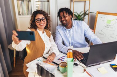 Yurt içinde birlikte çalışan genç iş adamlarının portresi. Takım çalışması konsepti. Selfie çekiyorum.