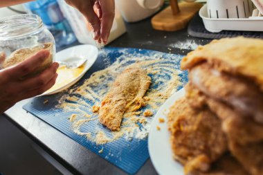 Şnitzel yapmaya yakın çekim