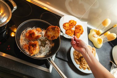 Şnitzel yapmaya yakın çekim