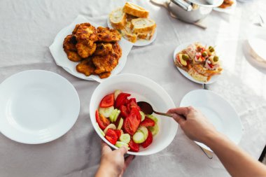 Sebze salatası, rulo, kanapi ve şnitzel yakın plan.