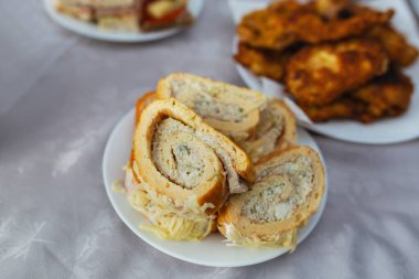 Sebze salatası, rulo, kanapi ve şnitzel yakın plan.