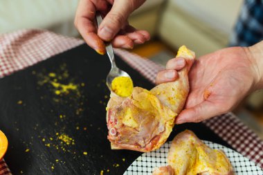 Evdeki terbiye edilmiş tavuğa yakın plan.