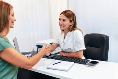 Genç, güzel bir kadın güzellik salonuna geldi ve yaşlanma karşıtı tedaviler için bir güzellik uzmanına danıştı..