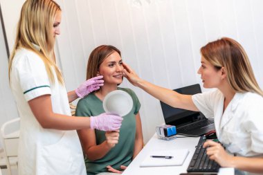 Genç, güzel bir kadın güzellik salonuna geldi ve yaşlanma karşıtı tedaviler için bir güzellik uzmanına danıştı..