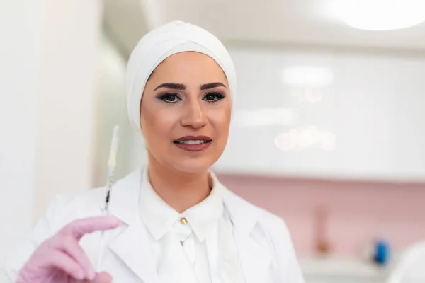 Porträt Einer Krankenschwester Mit Medikamentenspritze Der Hand — Stockfoto