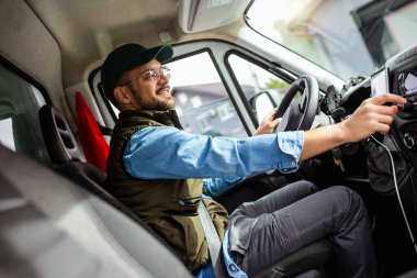 Çekici servisinde çalışan ve kamyonunu süren yakışıklı bir genç..