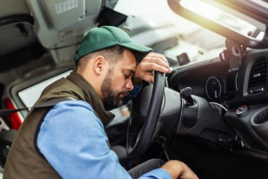 Kamyon dalgıcı yolculuk sırasında yorgun hissediyor.