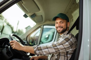Çekici servisinde çalışan ve kamyonunu süren yakışıklı bir genç..