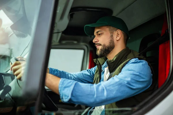 Mladý Pohledný Muž Pracující Odtahové Služby Řízení Jeho Truck — Stock fotografie