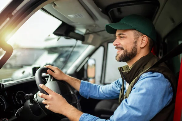 Joven Hombre Guapo Que Trabaja Servicio Remolque Conducir Camión —  Fotos de Stock