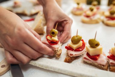 Kanepeyi hazırlayan kadının elini kapat..
