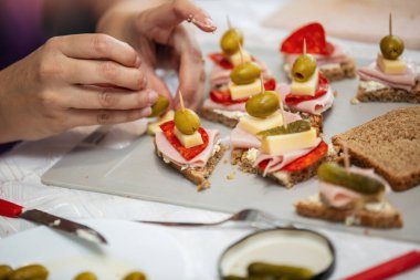 Kanepeyi hazırlayan kadının elini kapat..
