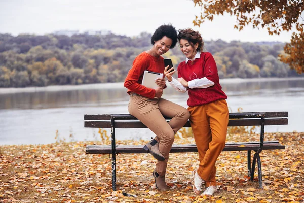 Two Happy Female Friend Talking Sharing Life Stories Enjoying Autumn — Stock Photo, Image
