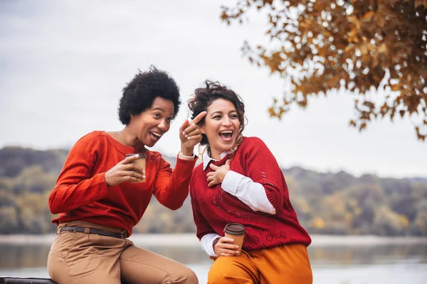 Two Happy Female Friend Talking Sharing Life Stories Enjoying Autumn — Stock Photo, Image