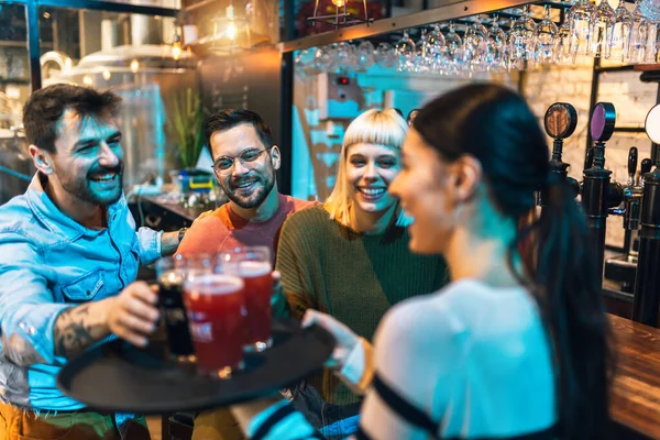 Junge Kellnerin Oder Barkeeperin Serviert Getränke Einer Bar Mit Einem — Stockfoto