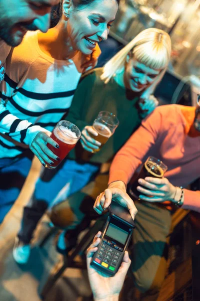 Bardaki Çeşitli Arkadaşlar Hücresel Aygıtla Ödeme Yapıyorlar — Stok fotoğraf